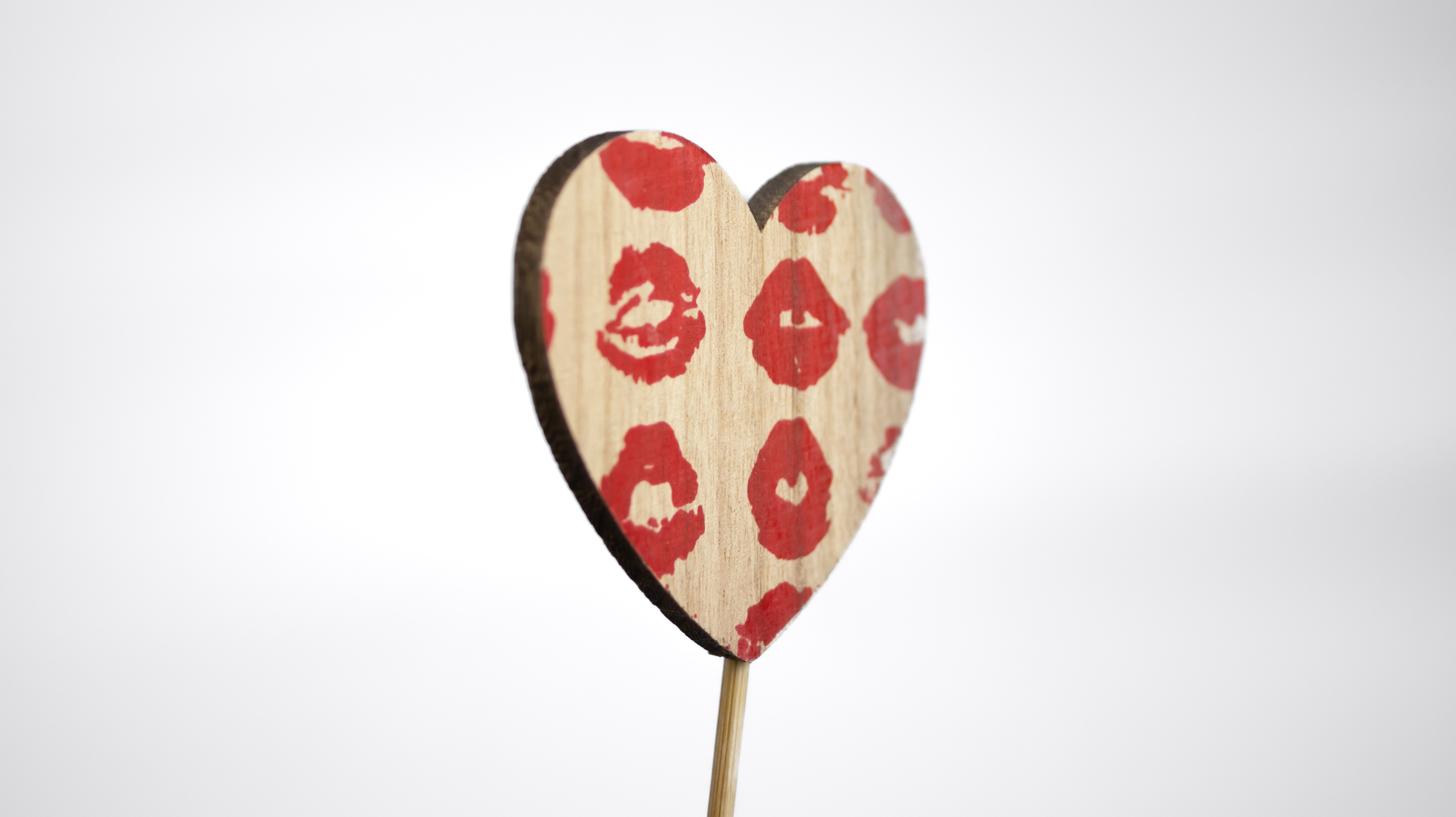 PIN CORAZÓN BESOS DE MADERA